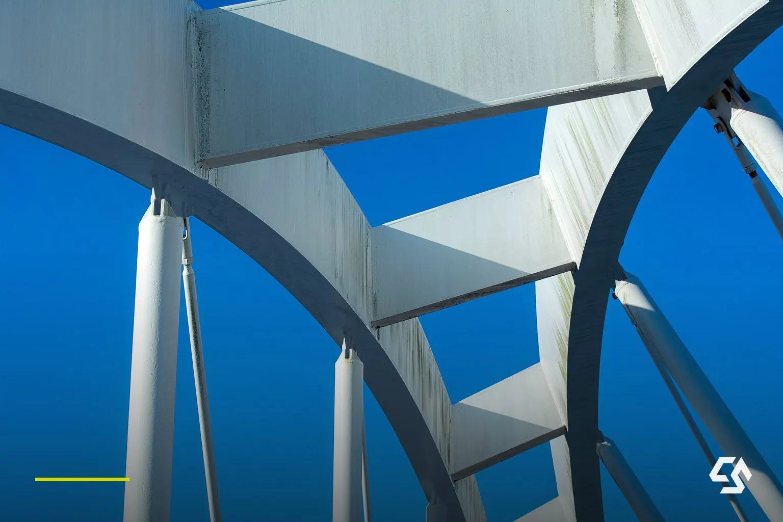 Eine klar gegliederte Brücke mit gleichmäßiger Struktur als Bild für Verlässlichkeit.